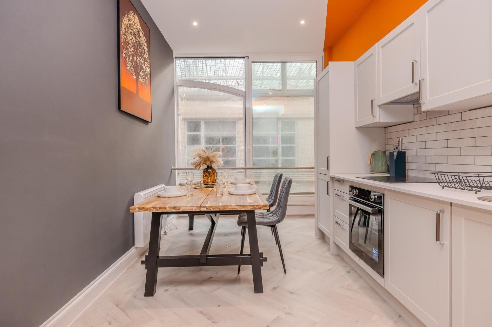 Stylish 3-bedroom Flat Near And Iconic Lanes *