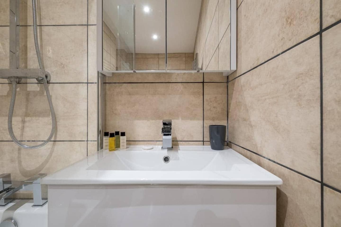 Flat 3 Stunning Two Bed In The Famous Lanes * Brighton