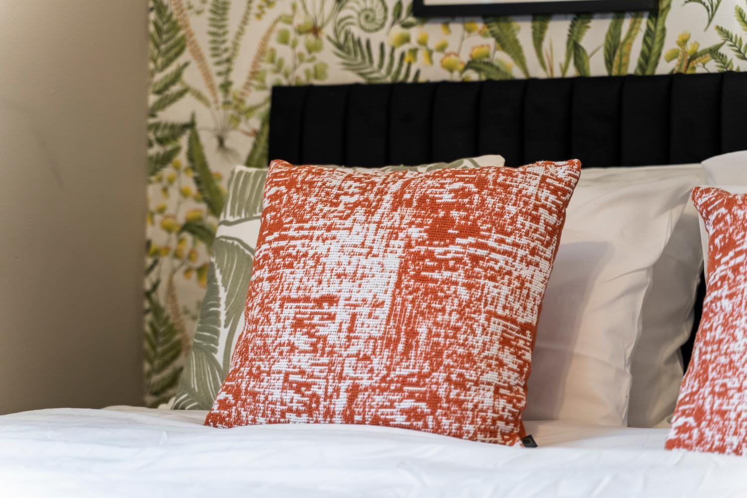 Sleek 4-bed In - Sleeps 10 Holiday home