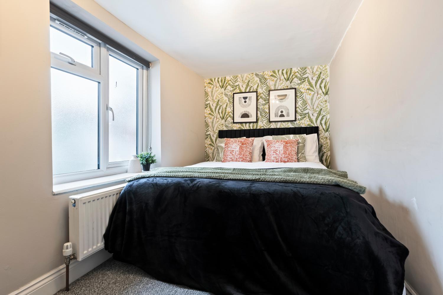 Sleek 4-bed In - Sleeps 10 Holiday home *