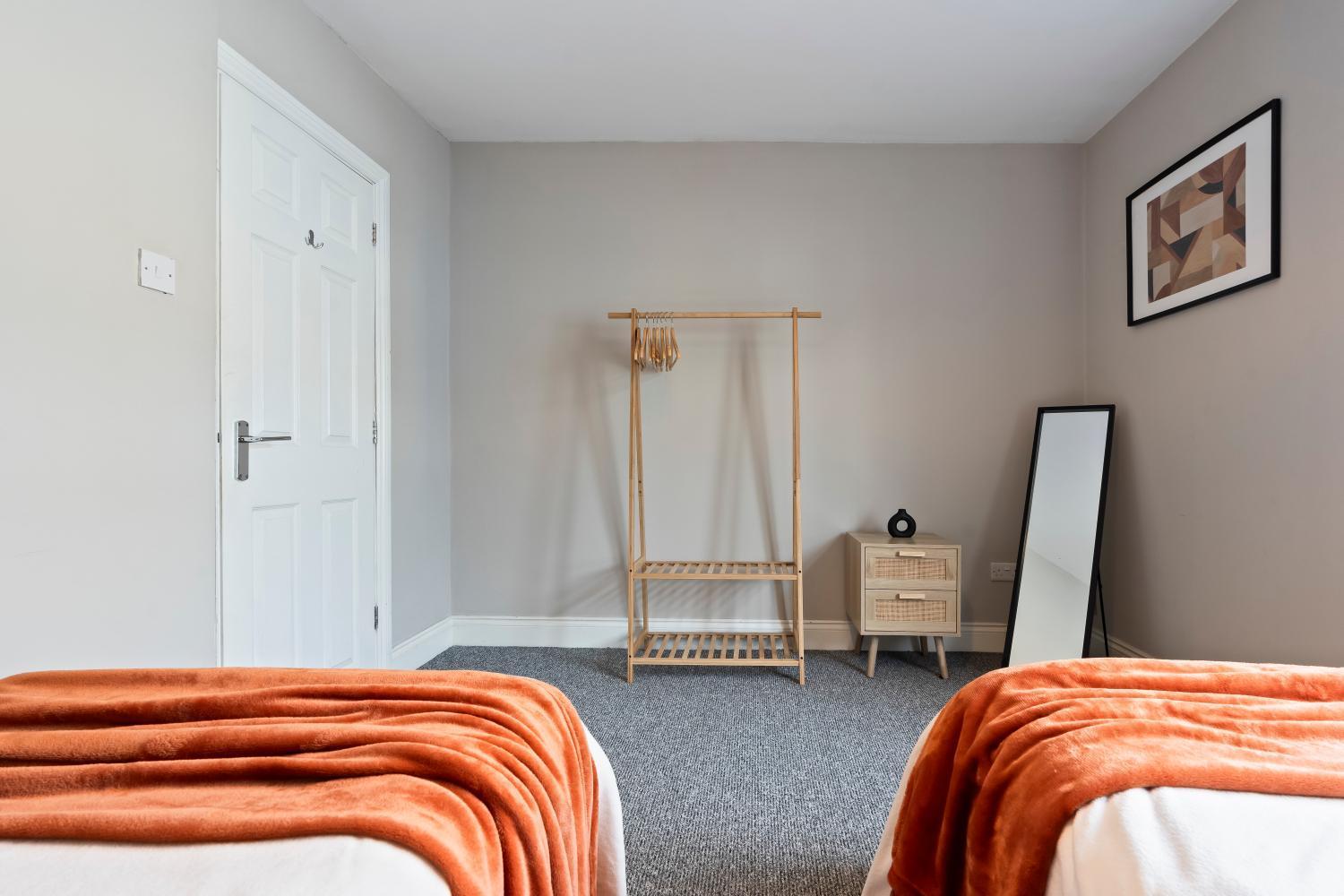 Sleek 4-bed In - Sleeps 10 Holiday home *