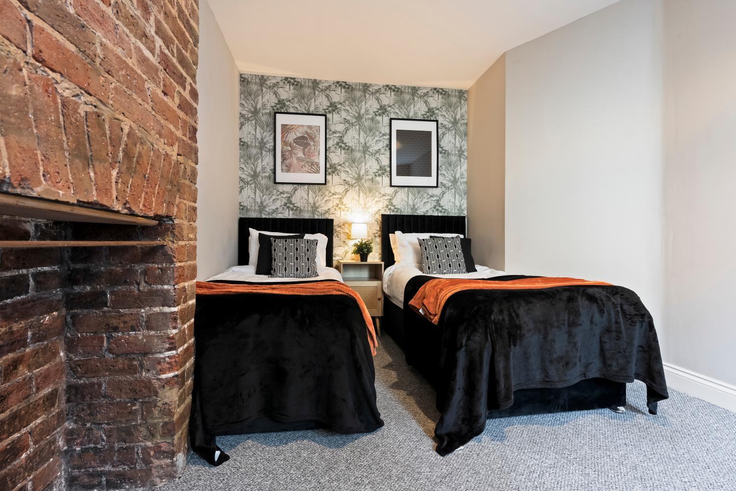 Sleek 4-bed In - Sleeps 10 Holiday home *