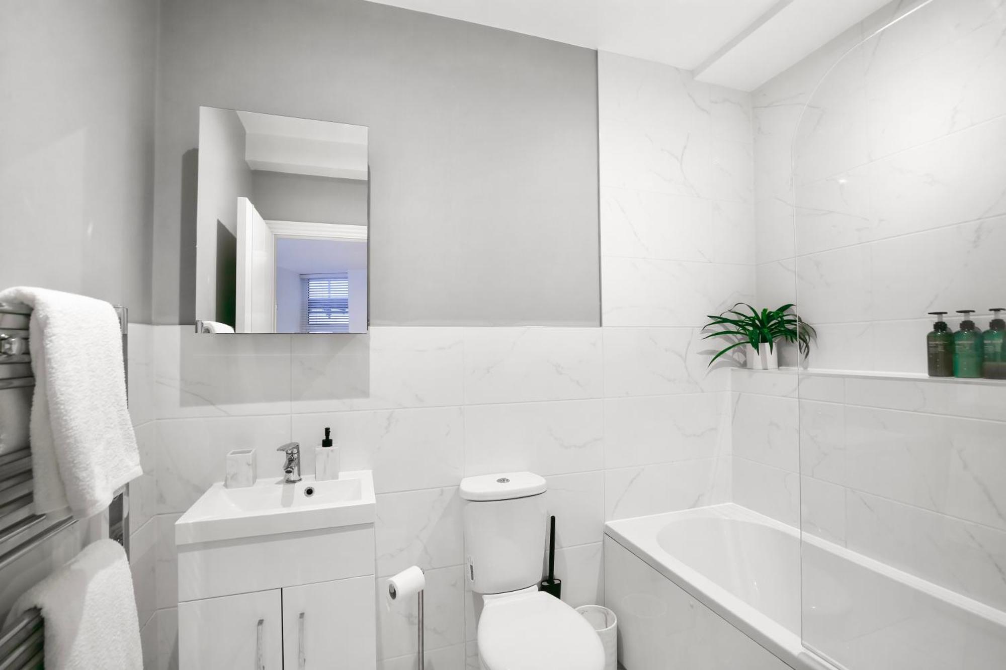 Churchill Square Views - Modern Apartment