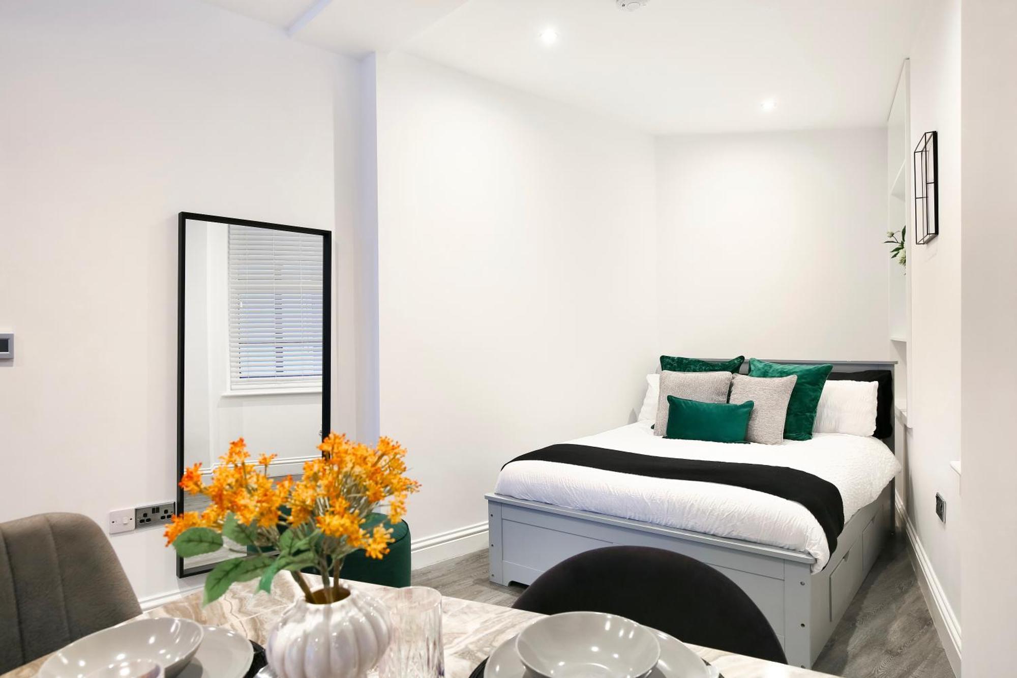 Churchill Square Views - Modern Apartment