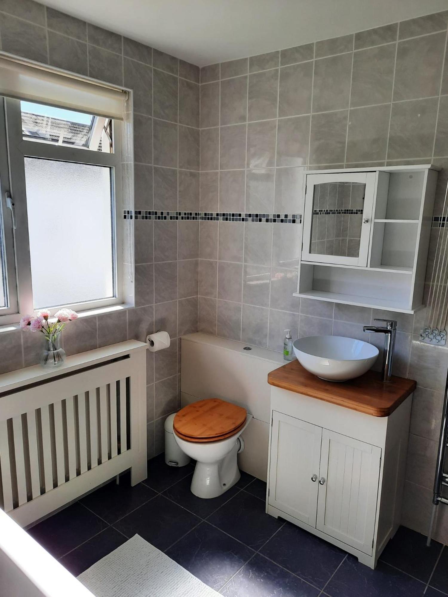 Super King Bedroom With Large Ensuite *