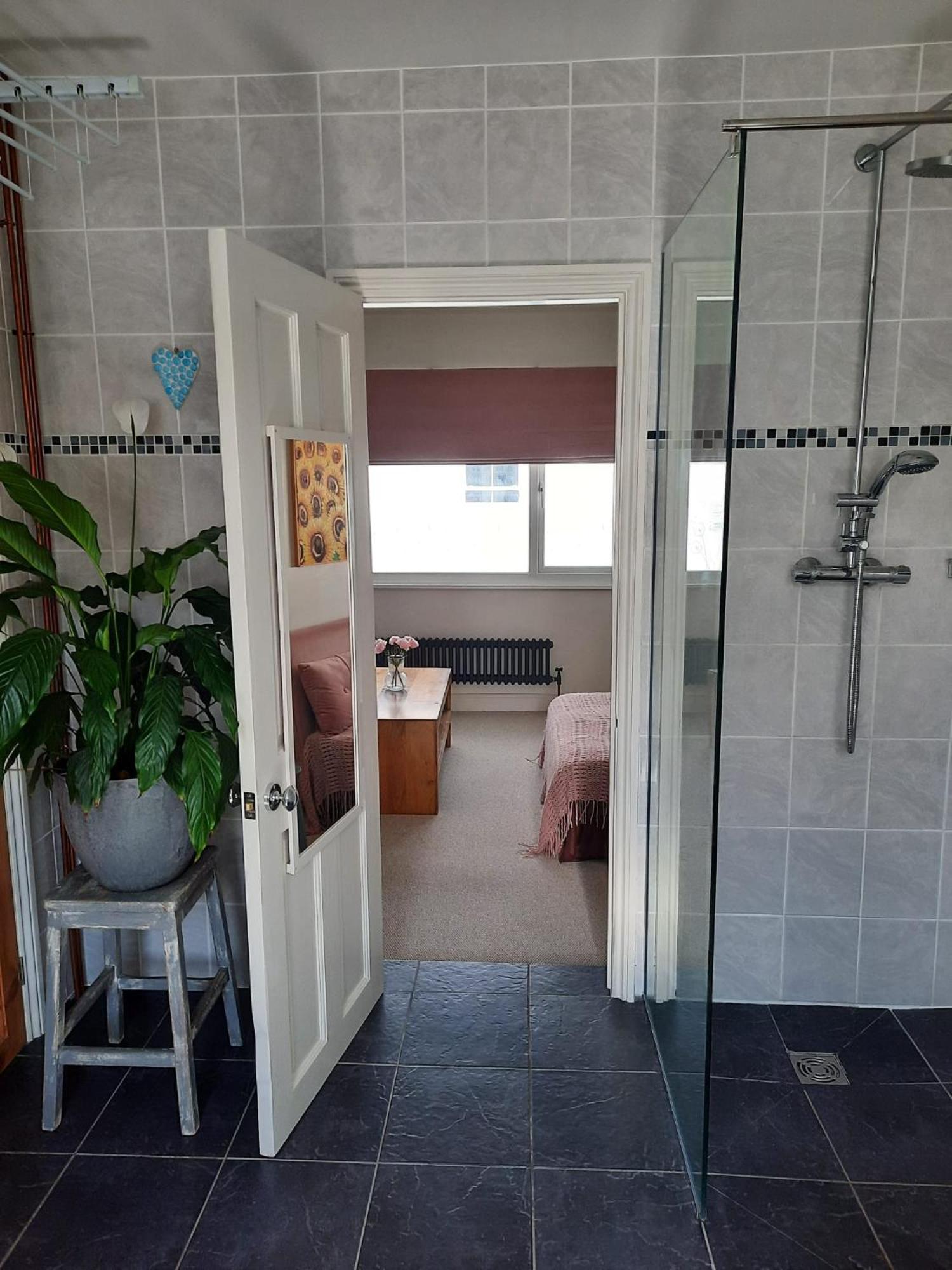 Homestay Super King Bedroom With Large Ensuite *