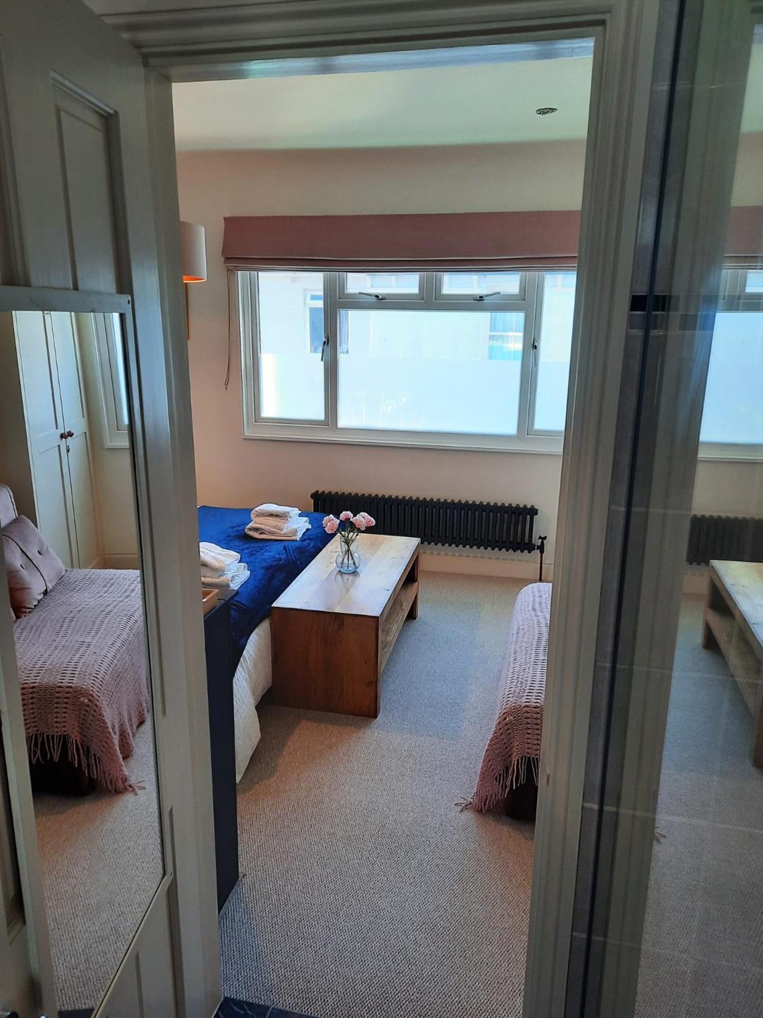 Super King Bedroom With Large Ensuite Homestay Brighton