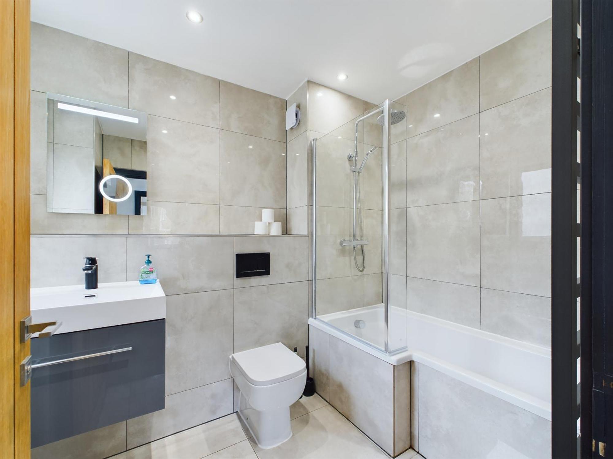 Orange Horizon - - 6 Beds Brighton