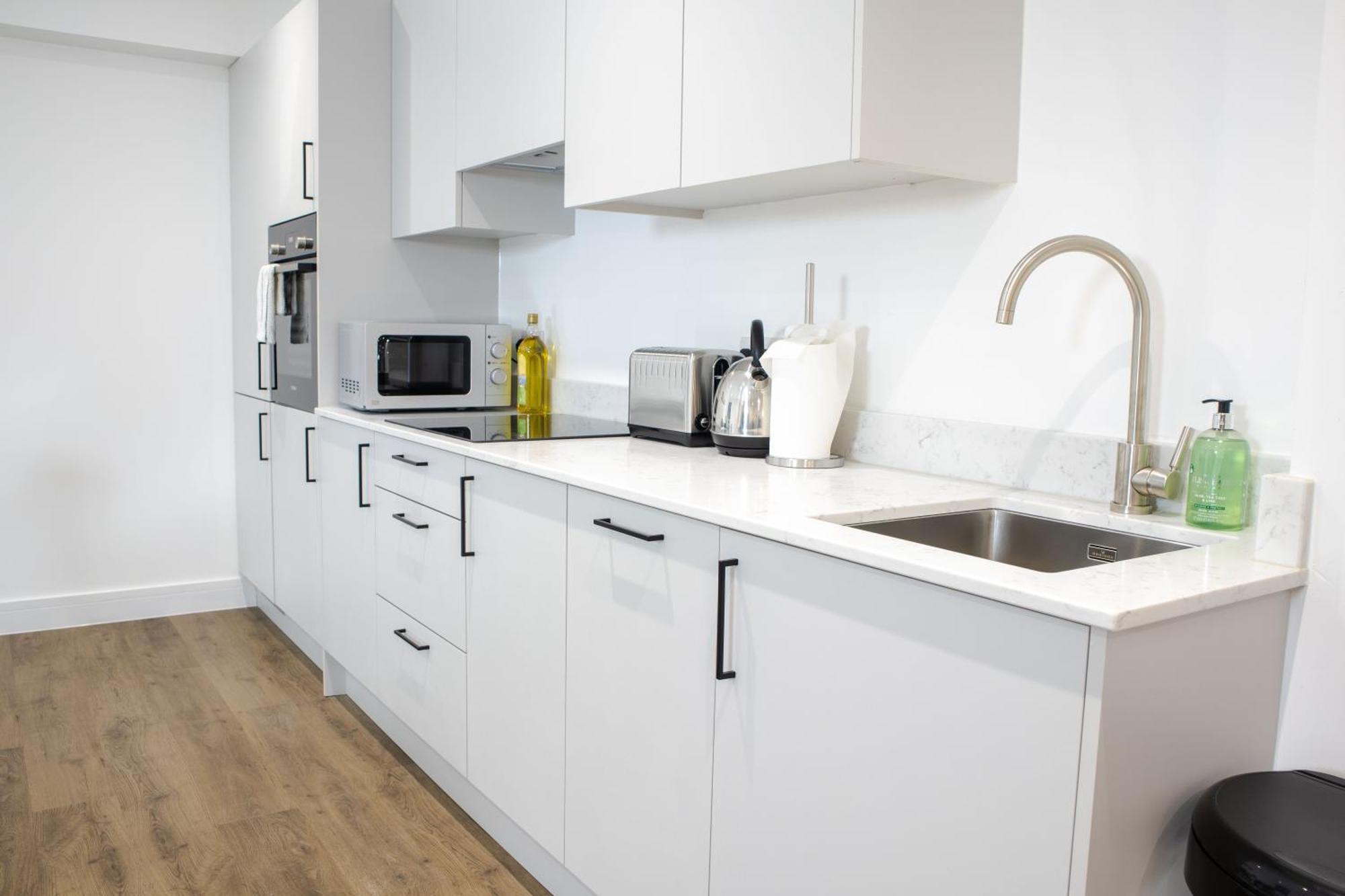 2 Bed 2 Bath Near College, Beach, Hospital - Long Offers * Brighton