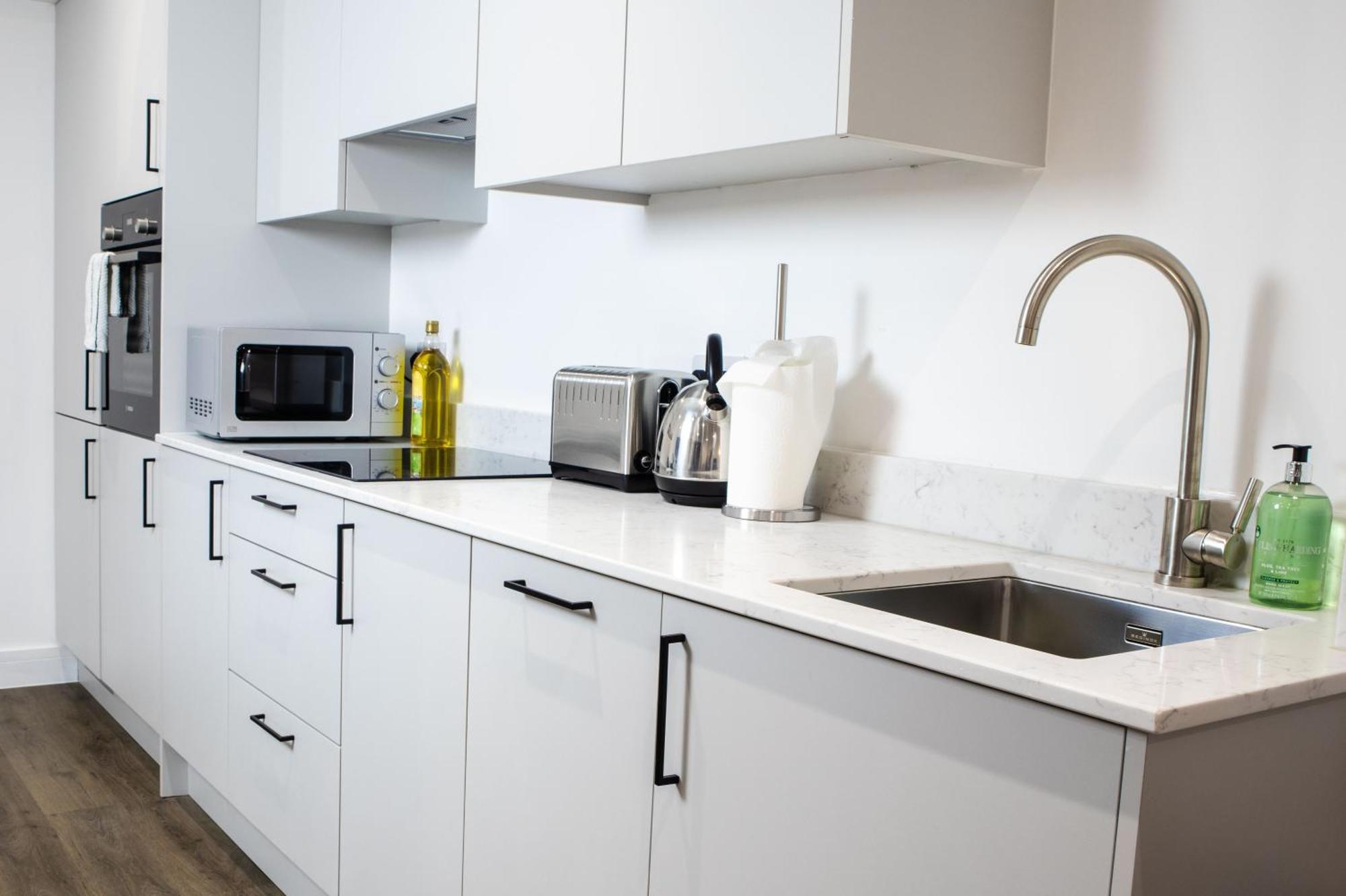 2 Bed 2 Bath Near College, Beach, Hospital - Long Offers Apartment Brighton
