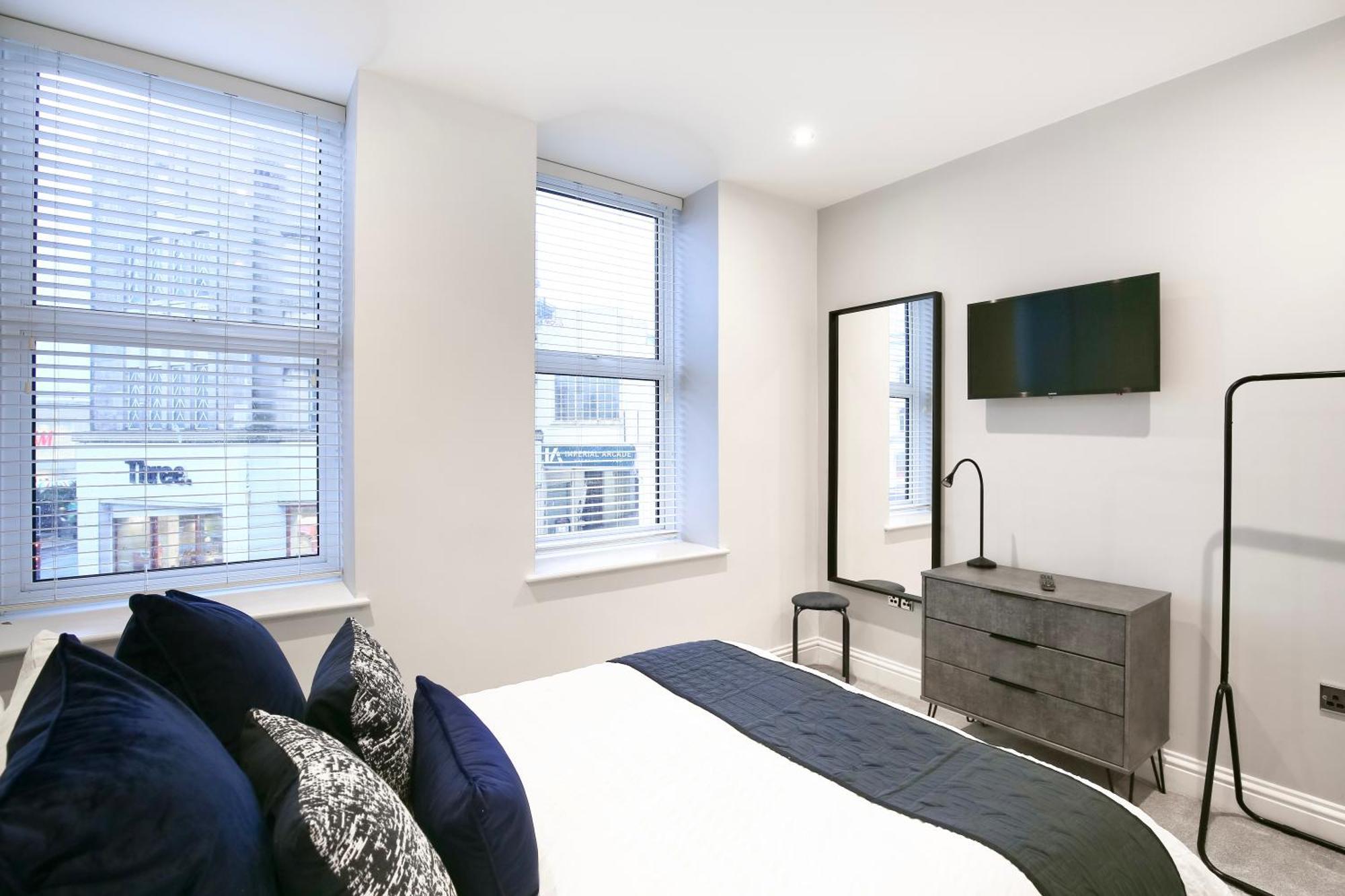 Churchill Square Views - - Modern 1 Bed Sleeps 4 Apartment *