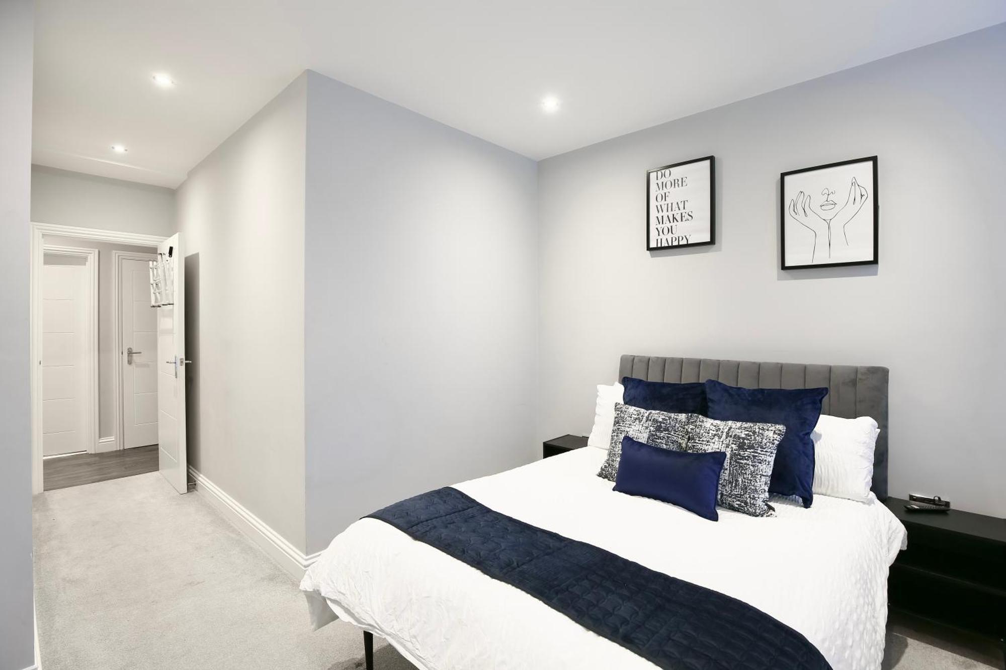 Apartment Churchill Square Views - - Modern 1 Bed Sleeps 4 *