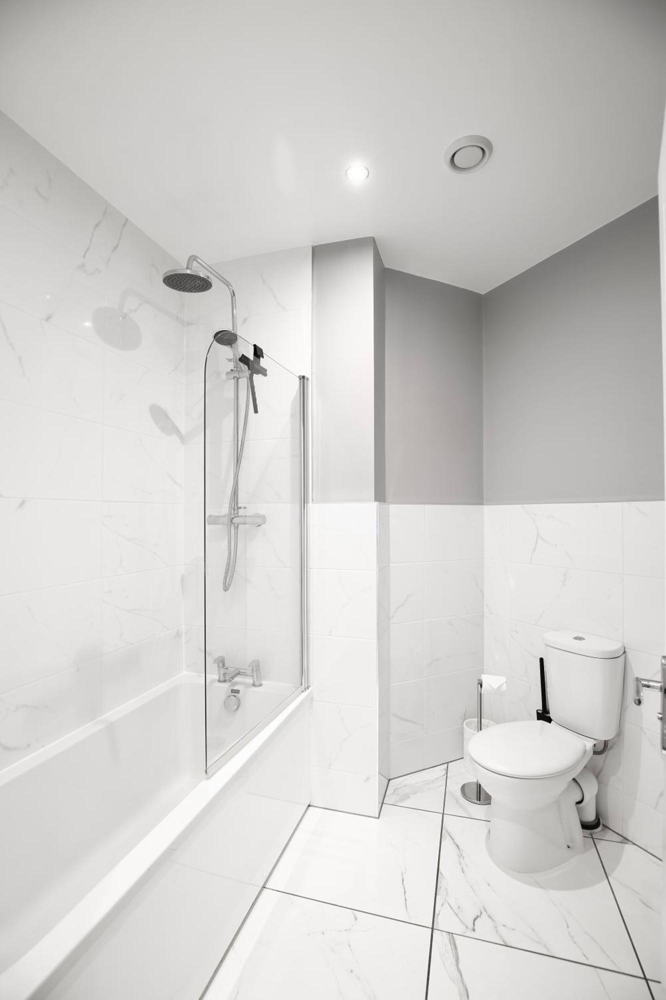 Apartment Churchill Square Views - - Modern 1 Bed Sleeps 4