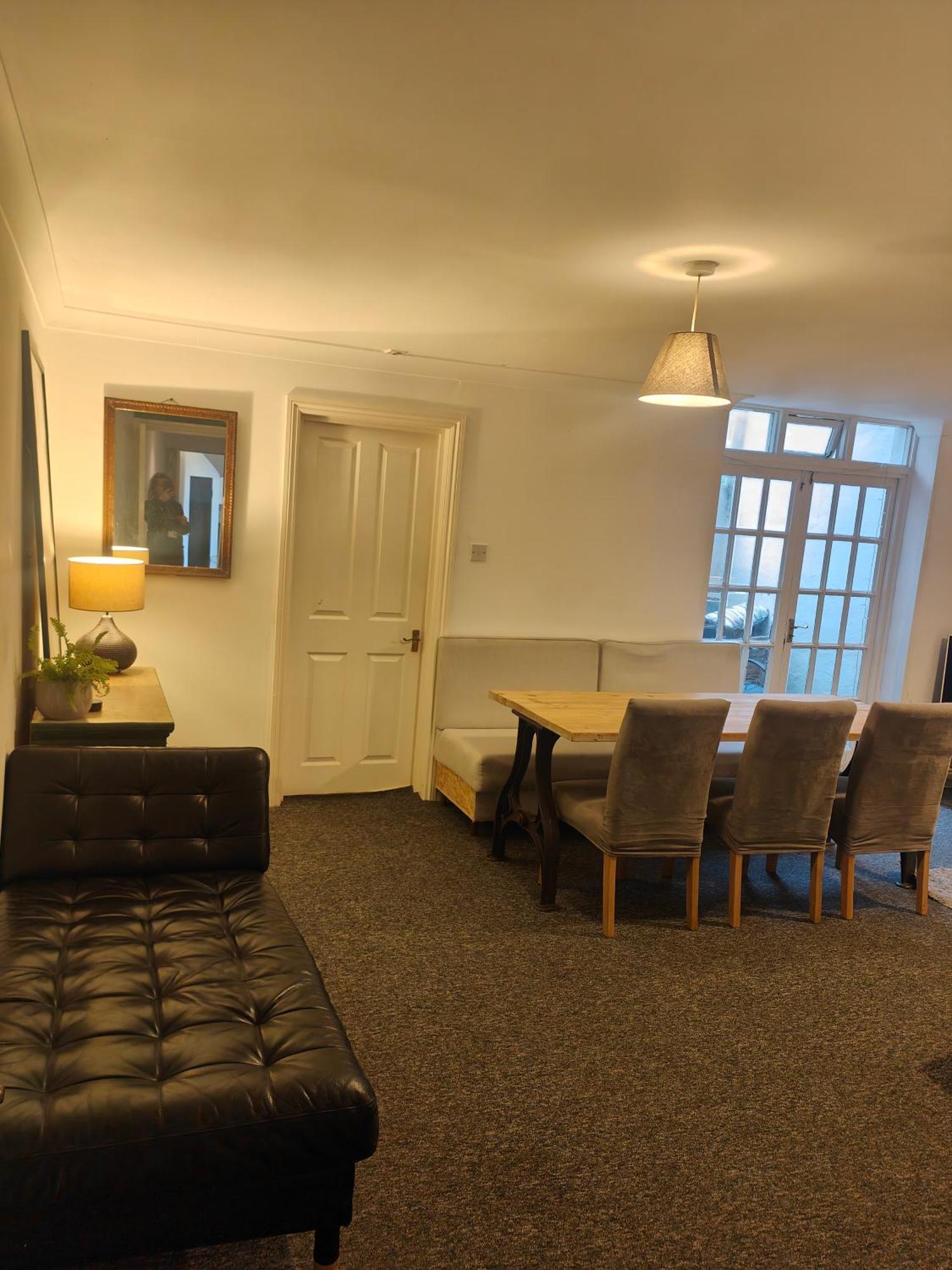 Beachfront 2-bedroom Garden Flat With Hot Tub, Sleeps 8 Apartment Brighton