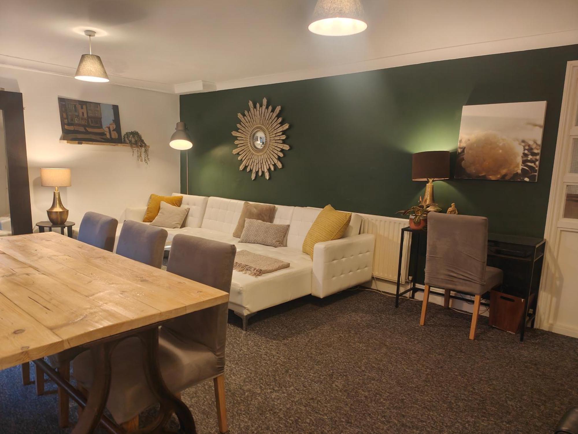 Beachfront 2-bedroom Garden Flat With Hot Tub, Sleeps 8 Brighton