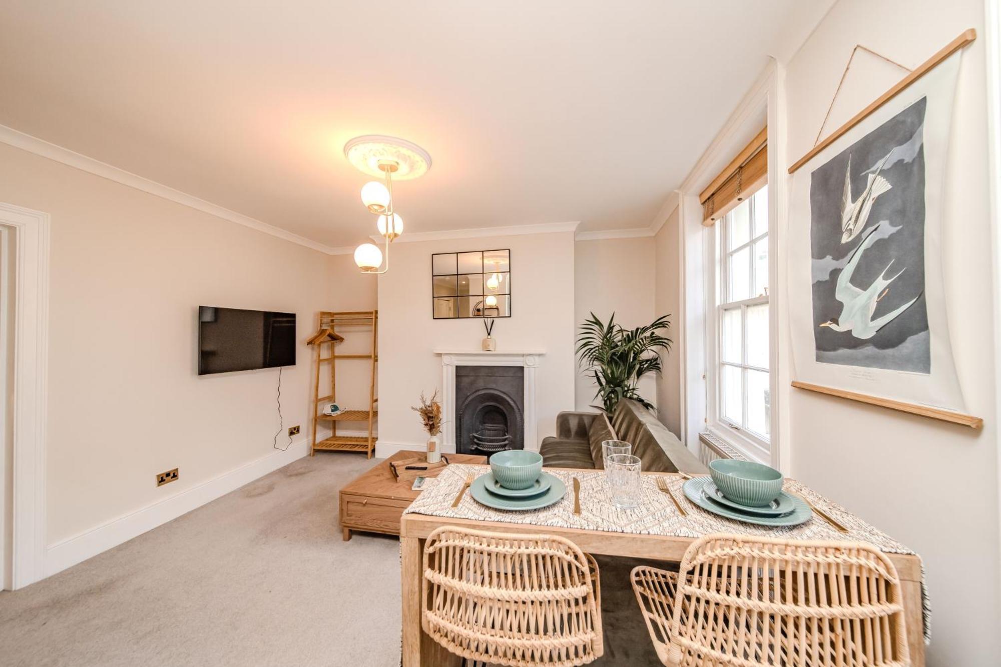 Sunny 1-bedroom Flat Near The Waves Of Apartment