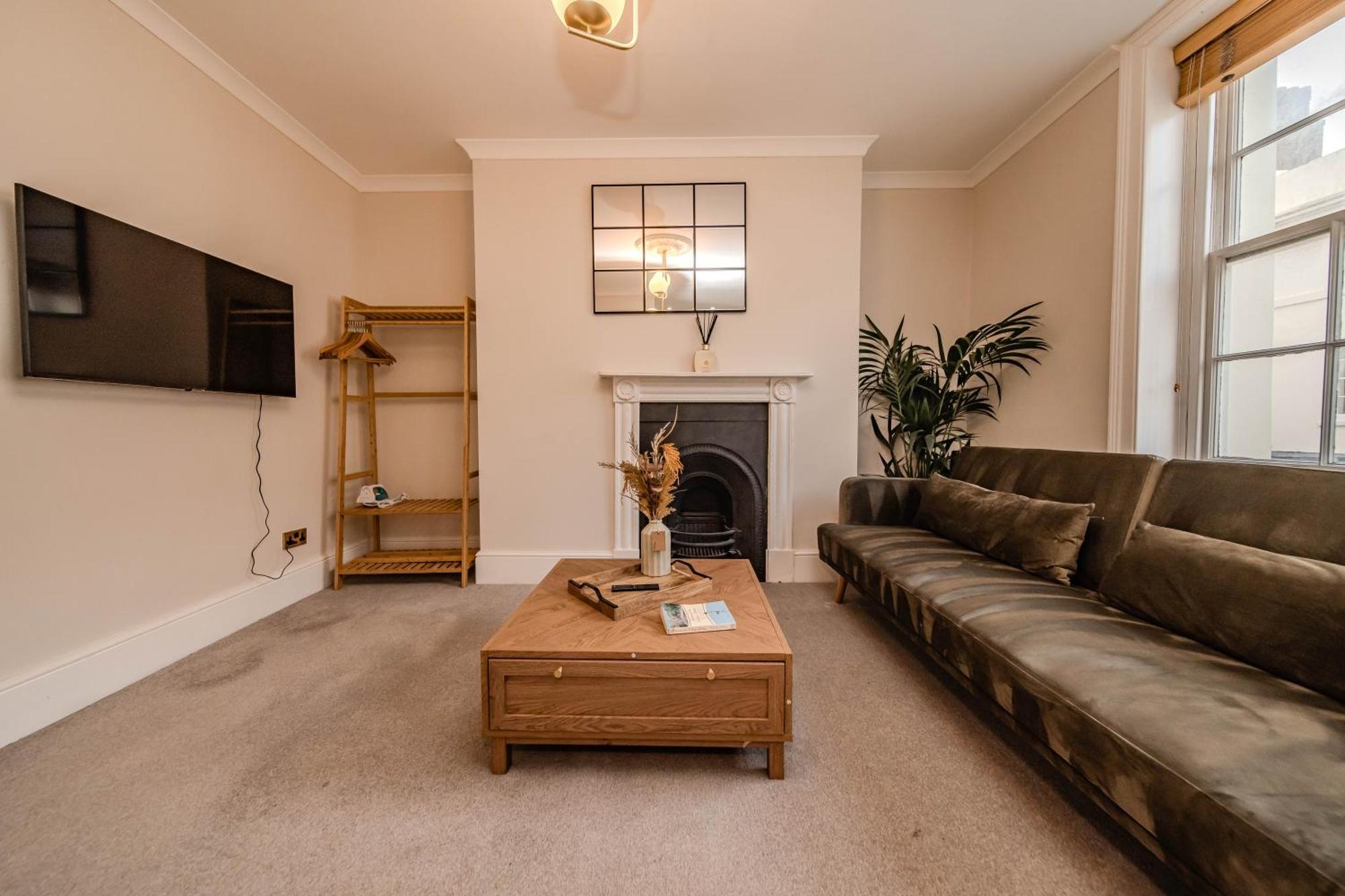 Sunny 1-bedroom Flat Near The Waves Of Apartment