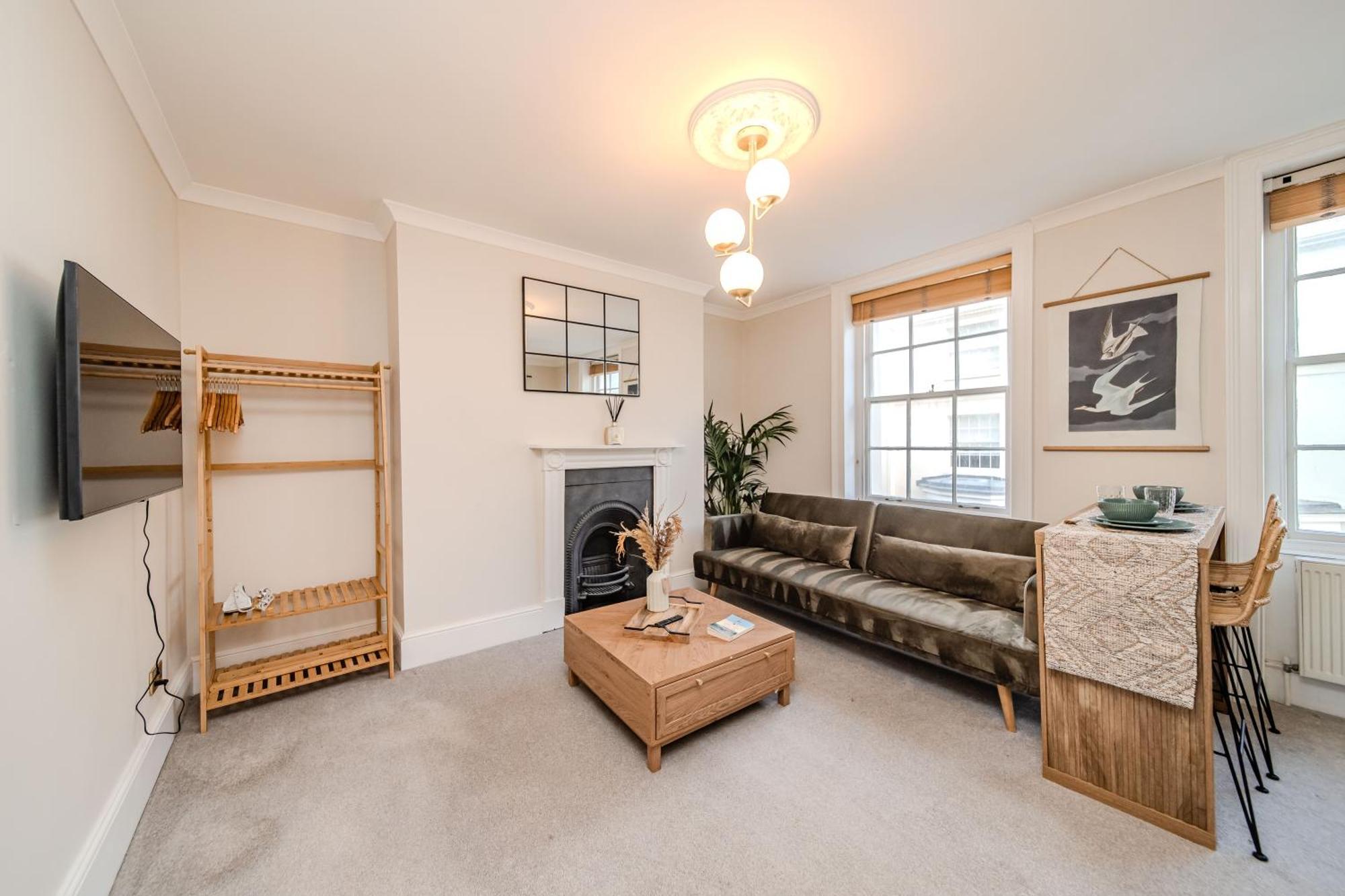 Sunny 1-bedroom Flat Near The Waves Of Apartment *