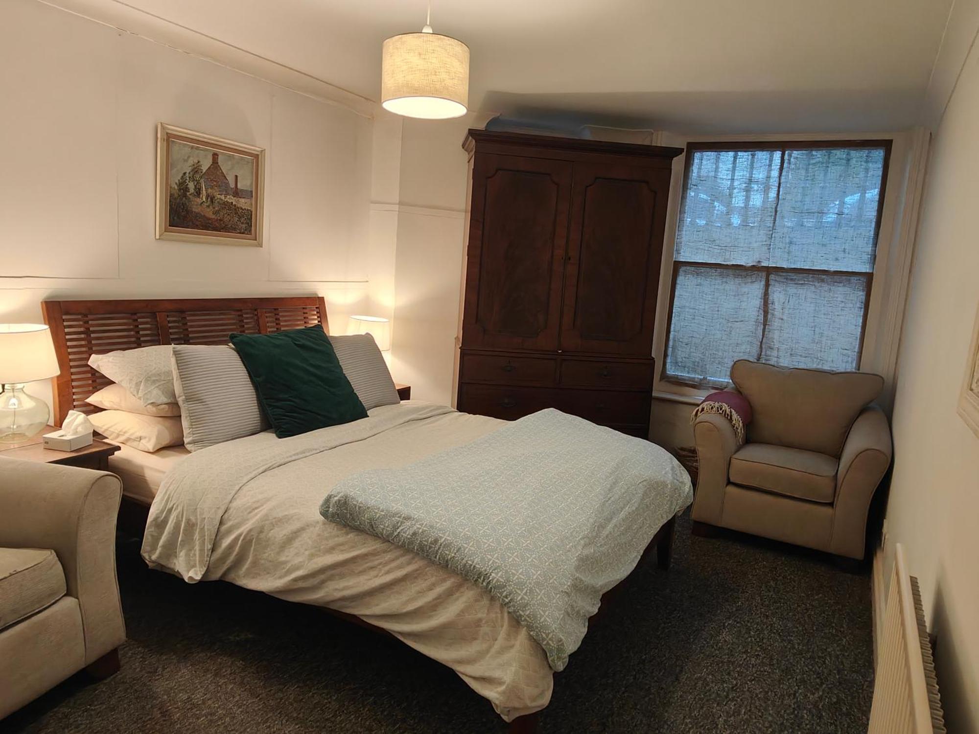 Beachfront 2-bedroom Garden Flat With Hot Tub, Sleeps 8 Brighton