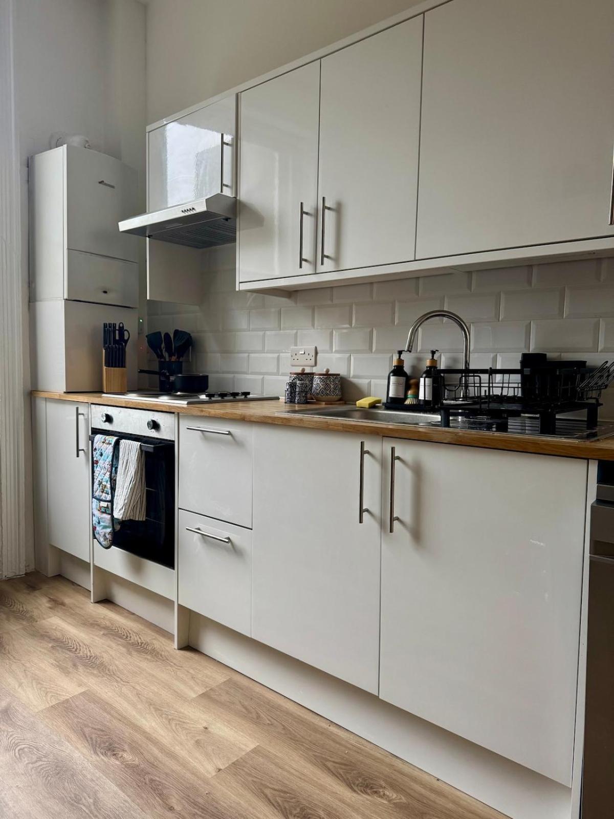 Spacious 4-bed In Centre Apartment *