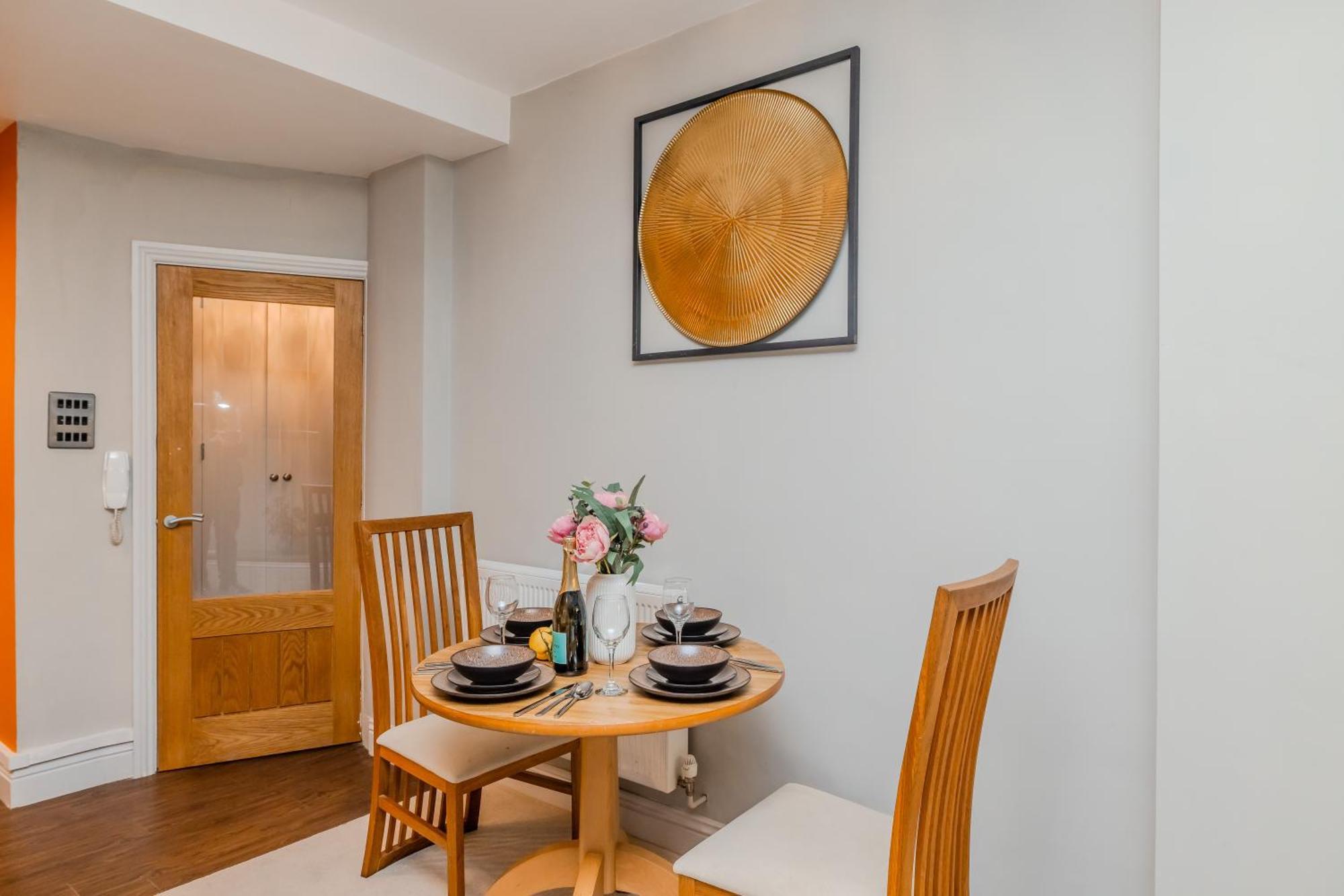Beautiful1 Bedroom Flat Next To Apartment *