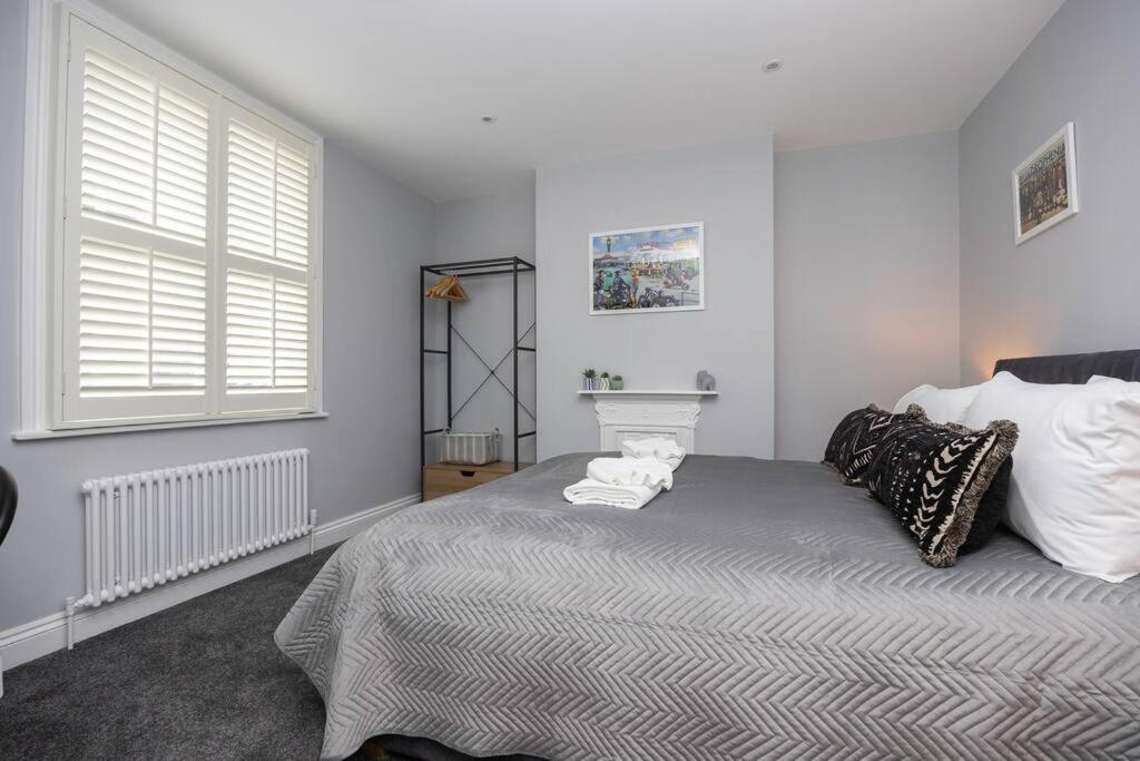 Host & - Laines House