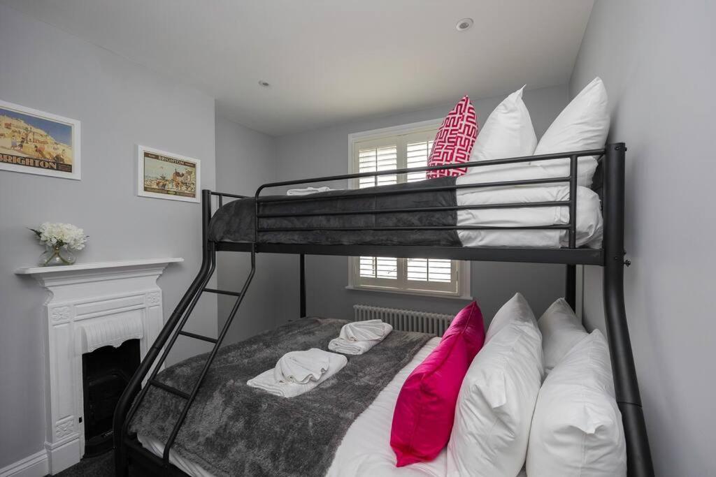 Host & - Laines House
