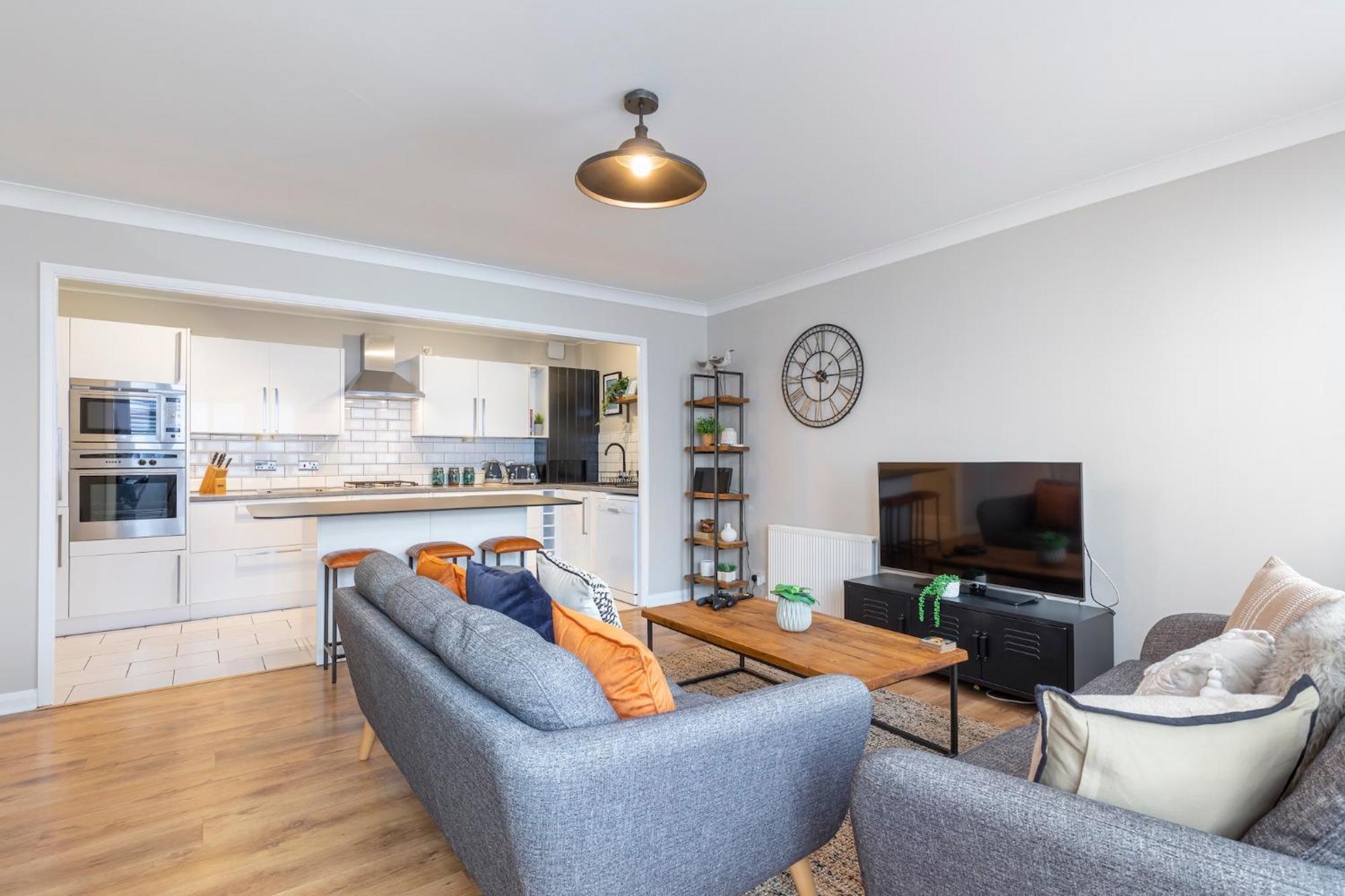 Beautiful 2 Bed With Parking By The Sea Apartment