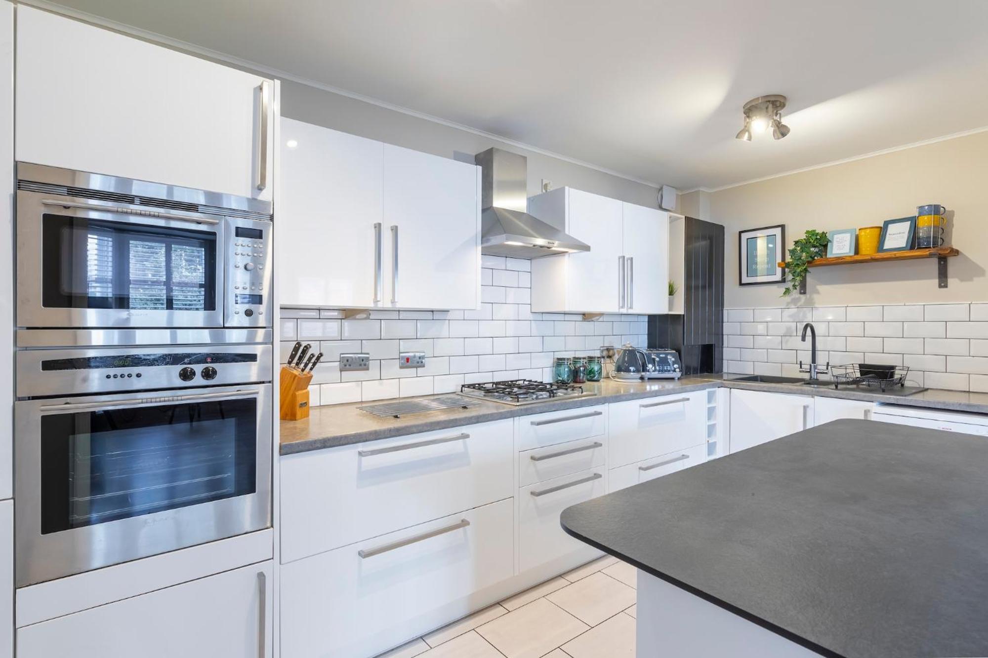 Beautiful 2 Bed With Parking By The Sea Apartment