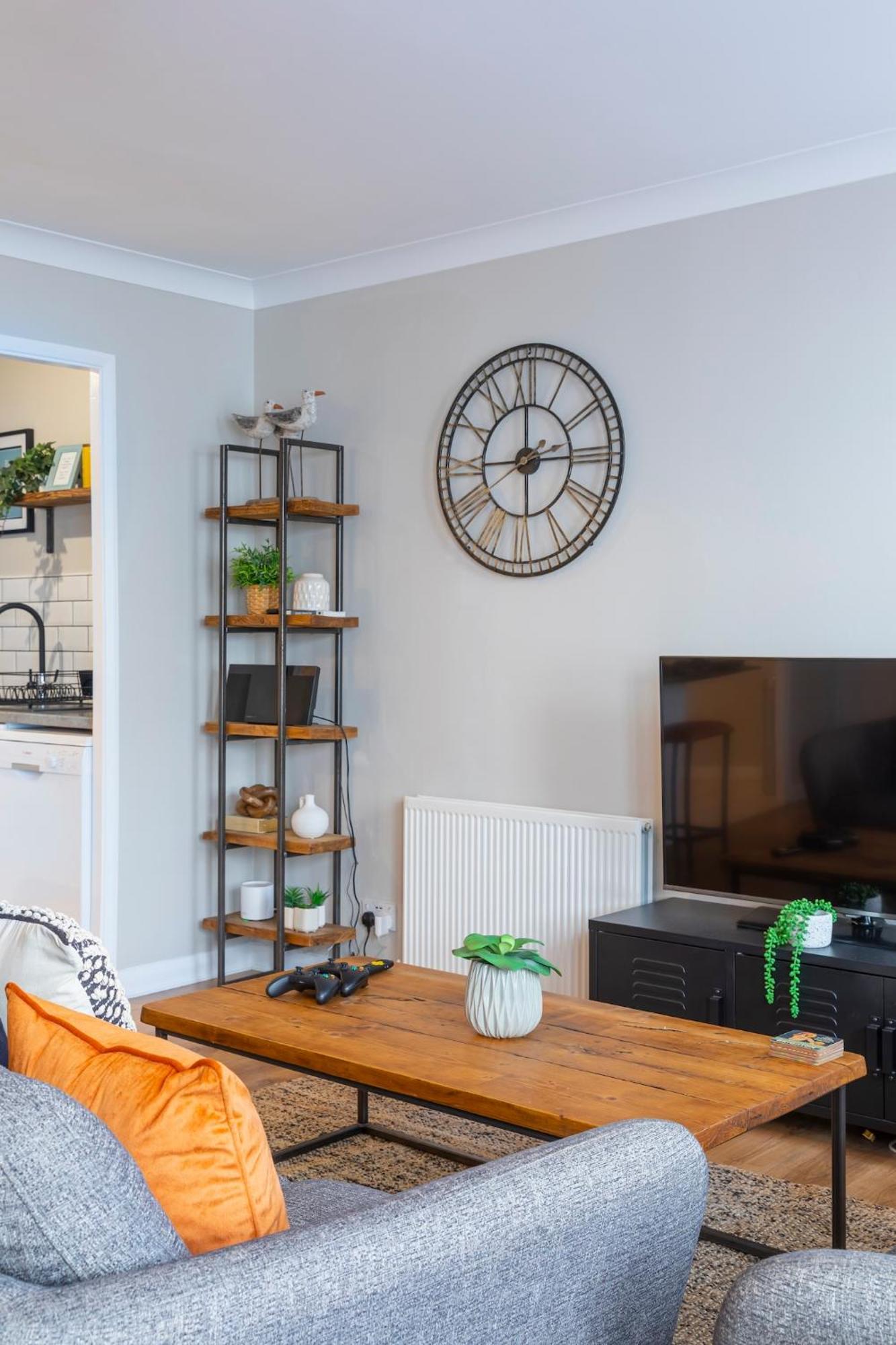 Beautiful 2 Bed With Parking By The Sea Apartment