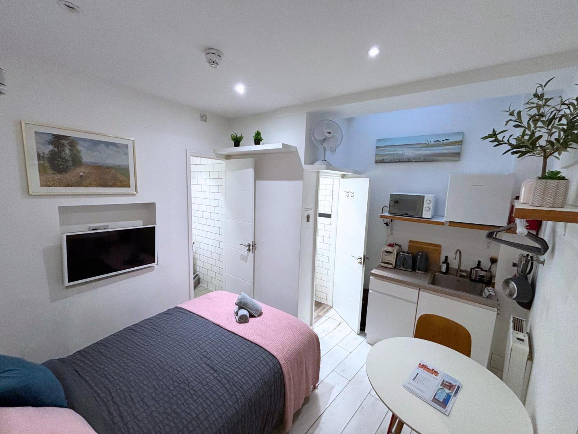Apartment Charm Retreat In Brighton- Ap With Kitchenette