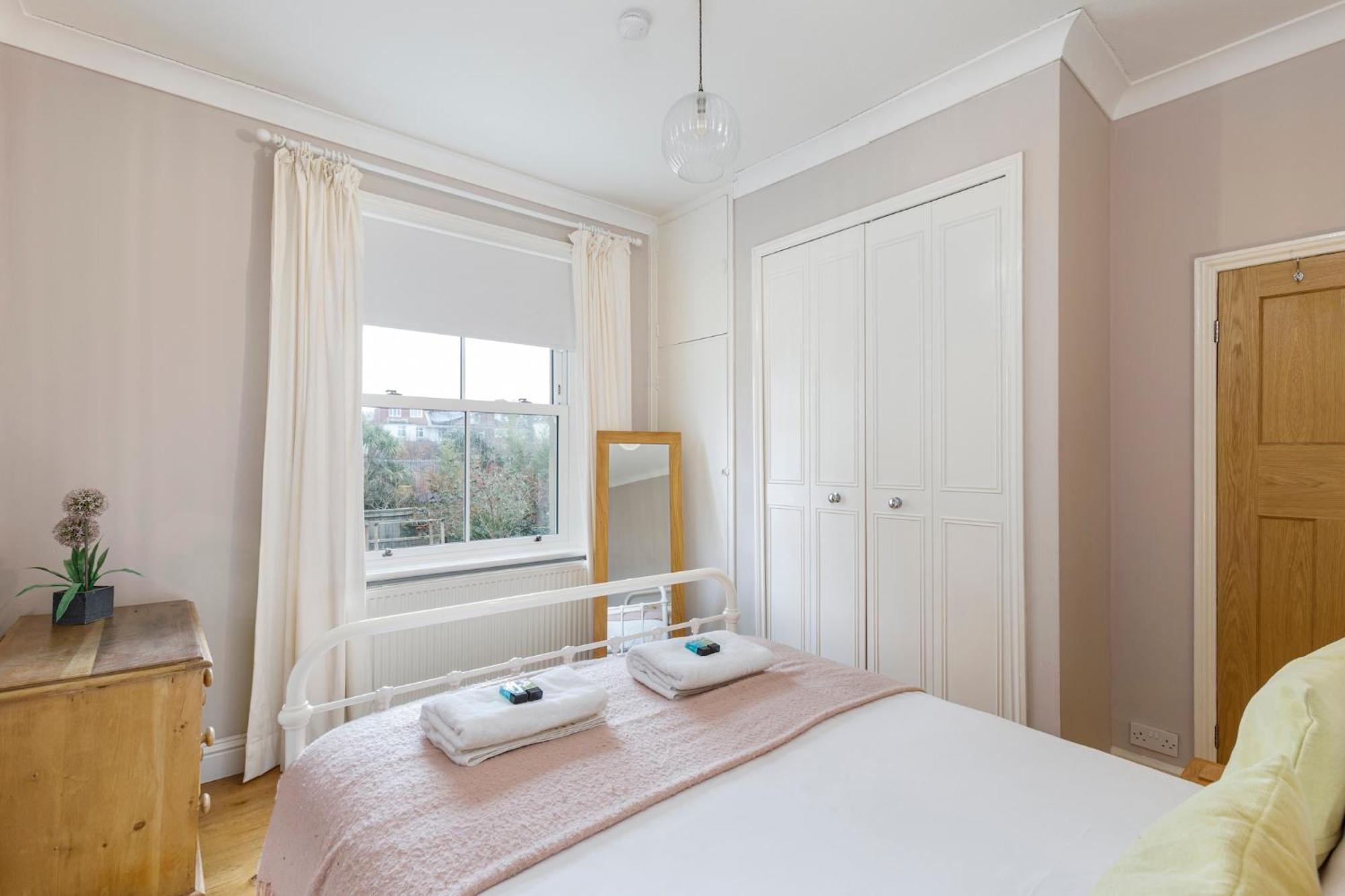 Cambridge Grove- Cosy Two Bed Mews - With Parking Apartment *