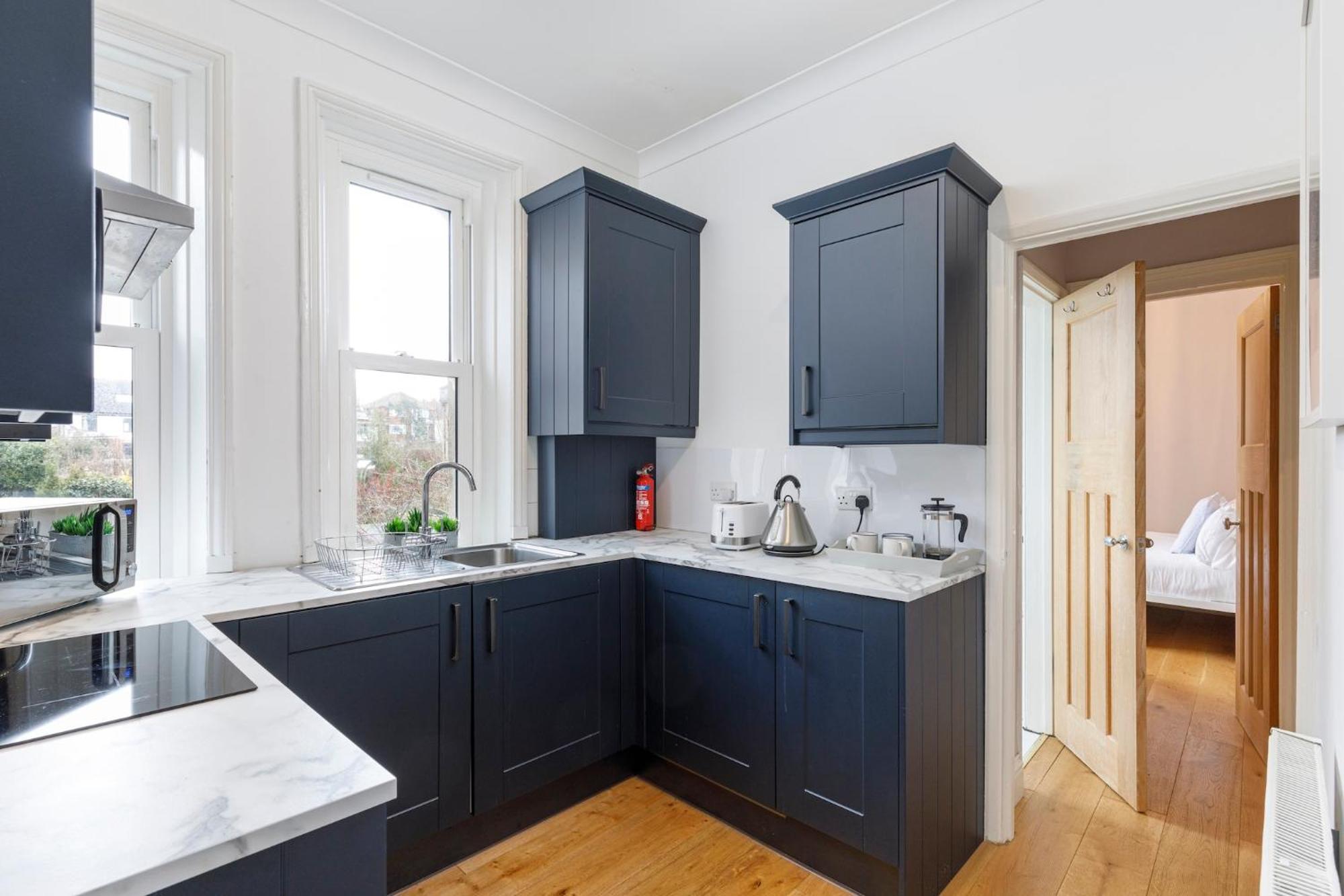 Cambridge Grove- Cosy Two Bed Mews - With Parking Apartment Brighton