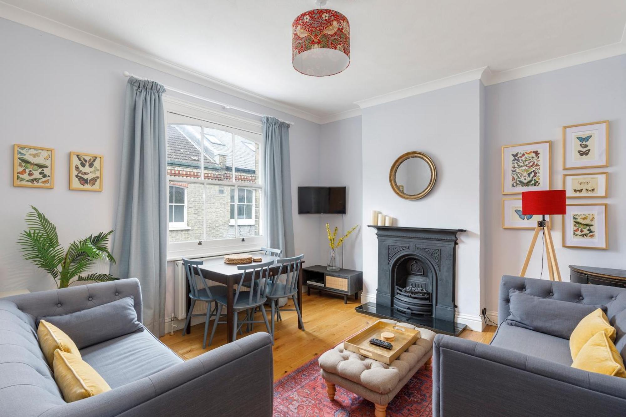Cambridge Grove- Cosy Two Bed Mews - With Parking Apartment *