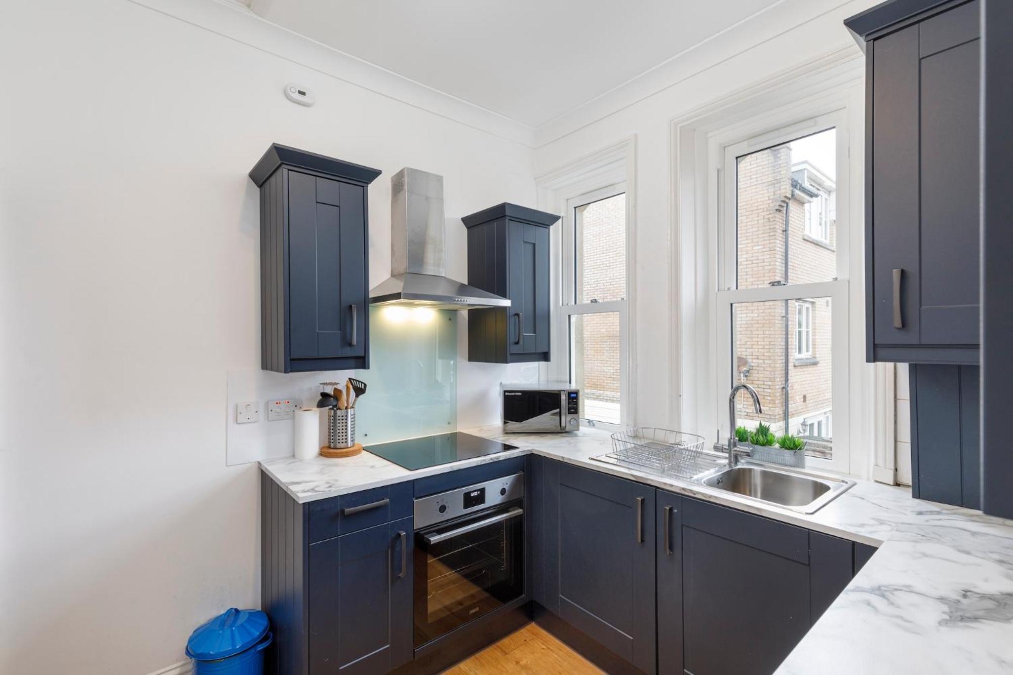 Cambridge Grove- Cosy Two Bed Mews - With Parking Apartment