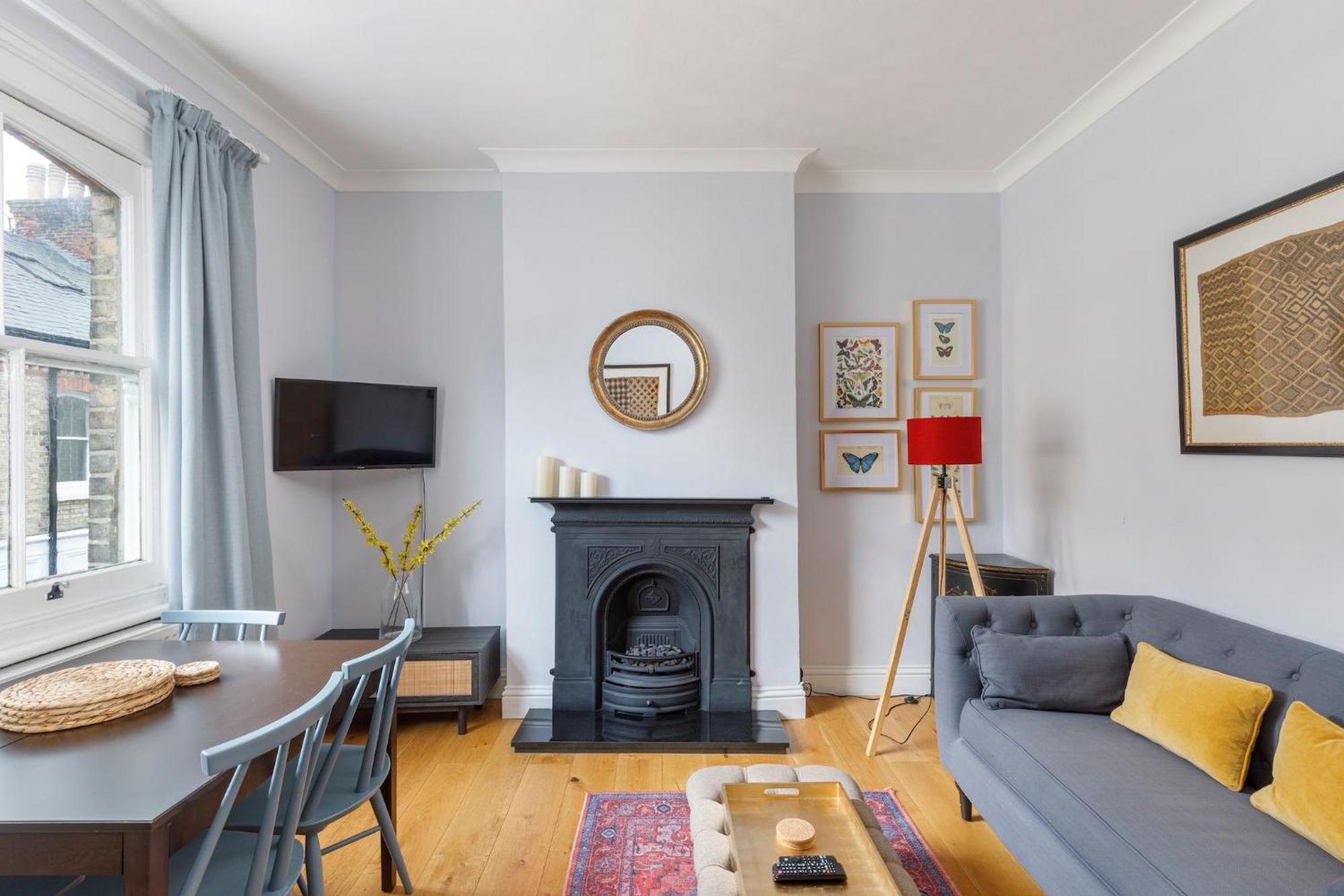 Cambridge Grove- Cosy Two Bed Mews - With Parking Apartment Brighton