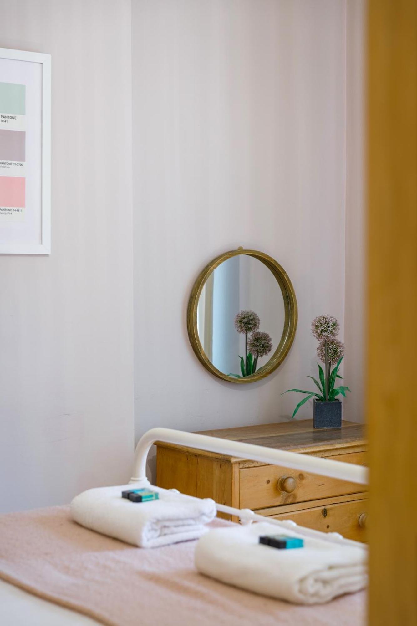 Cambridge Grove- Cosy Two Bed Mews - With Parking Apartment Brighton