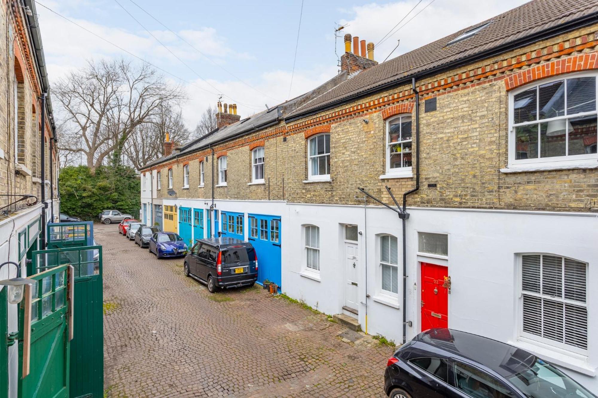 Cambridge Grove- Cosy Two Bed Mews - With Parking