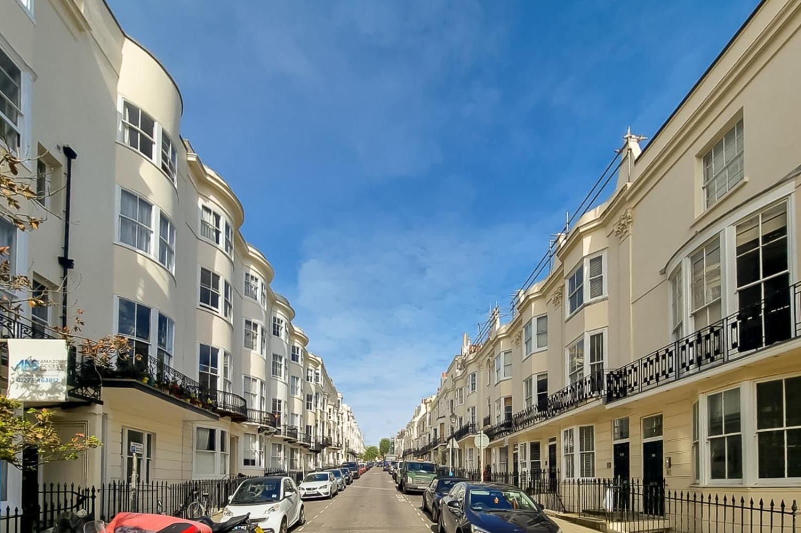 Apartment Garden Flat, 2 Mins Walk From *