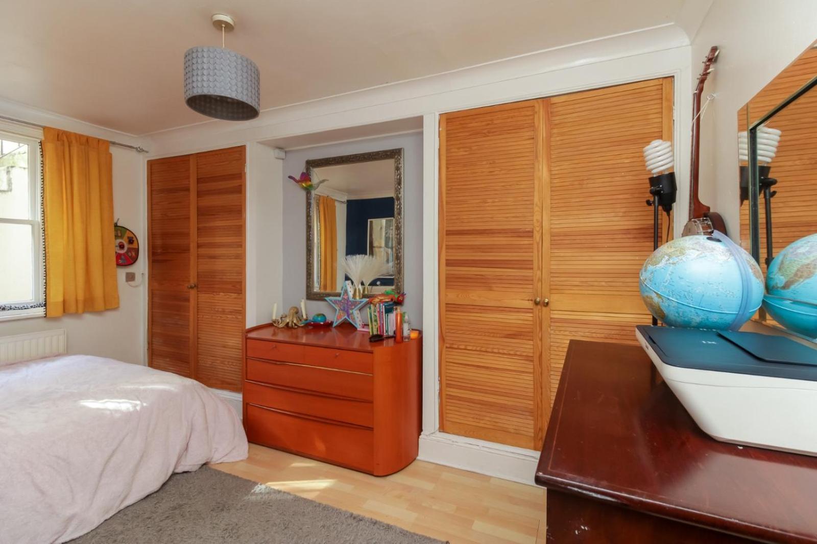 Garden Flat, 2 Mins Walk From Apartment