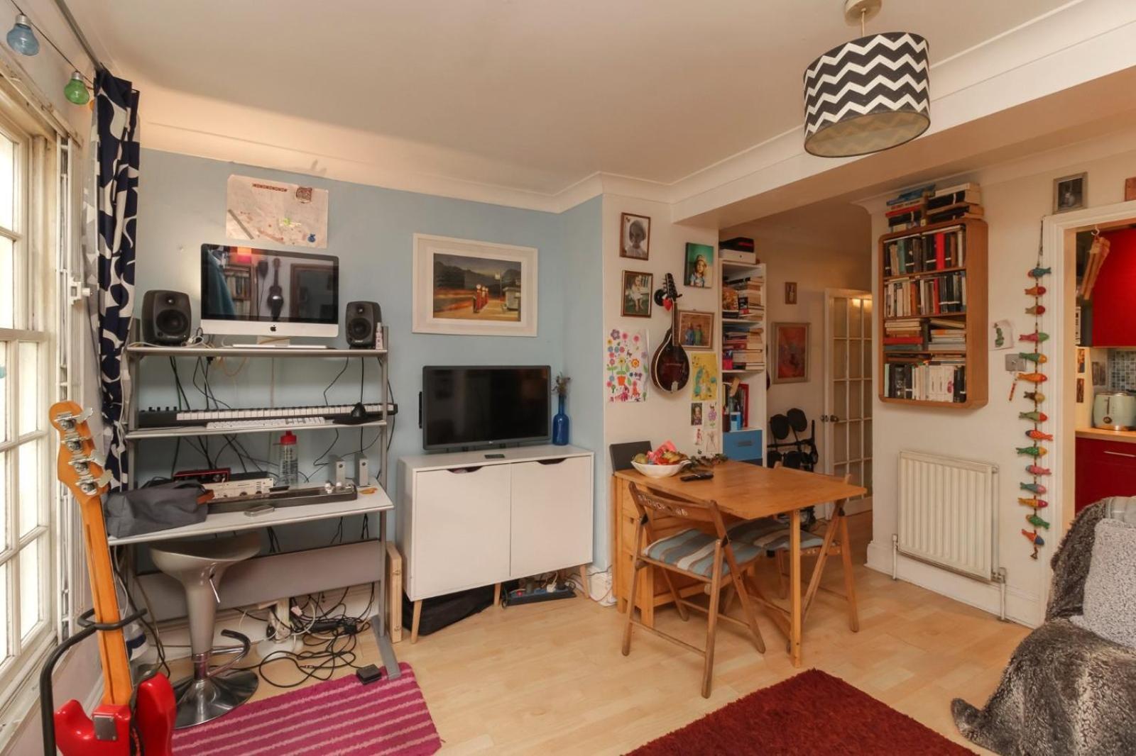 Apartment Garden Flat, 2 Mins Walk From *