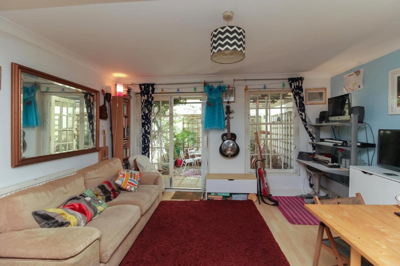 Garden Flat, 2 Mins Walk From Apartment *