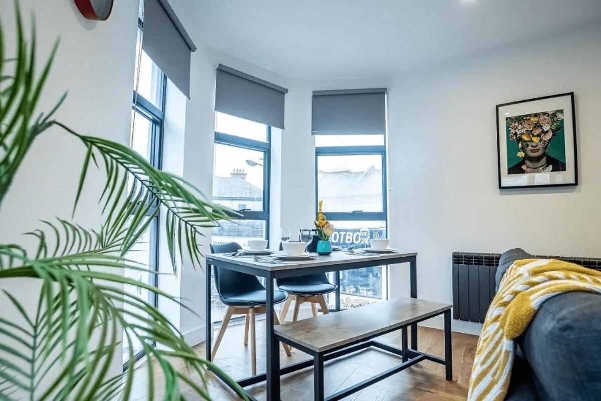 2 Bed Bedroom Next To Station *