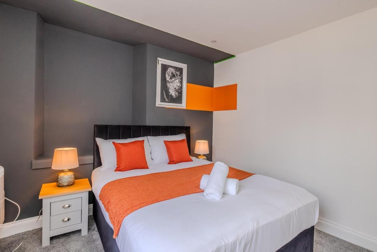 Amazing 3 Bedroom Flat Next To Apartment *