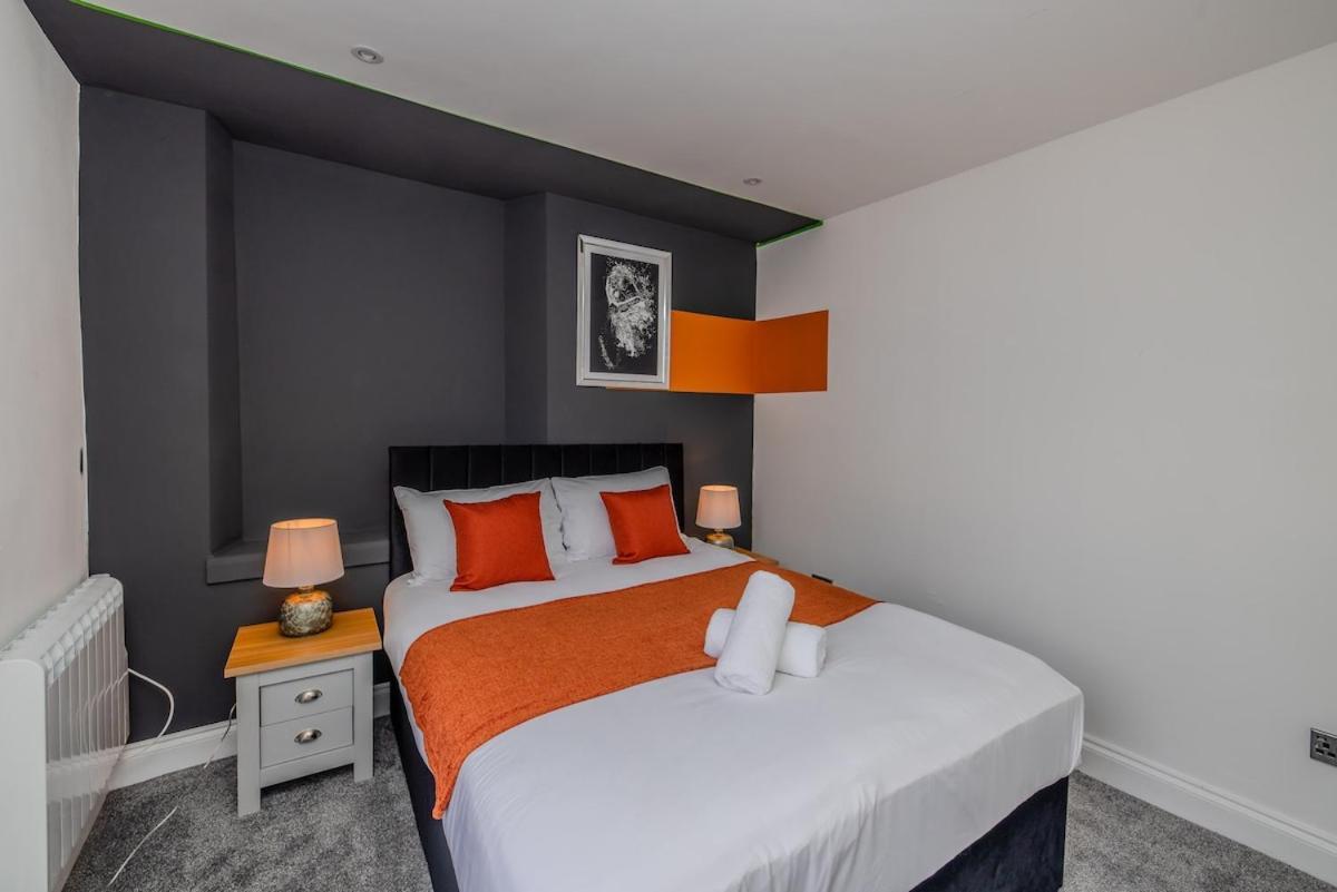 Amazing 3 Bedroom Flat Next To Apartment *