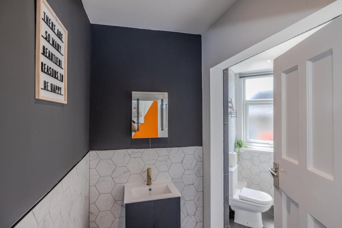 Amazing 3 Bedroom Flat Next To Apartment *
