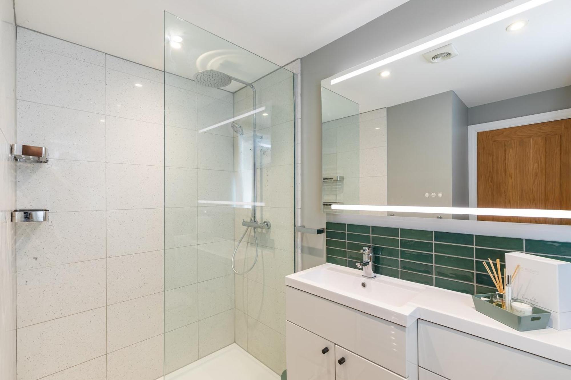 Holiday home Melrose- Beautiful 4 Bedroom With Parking *