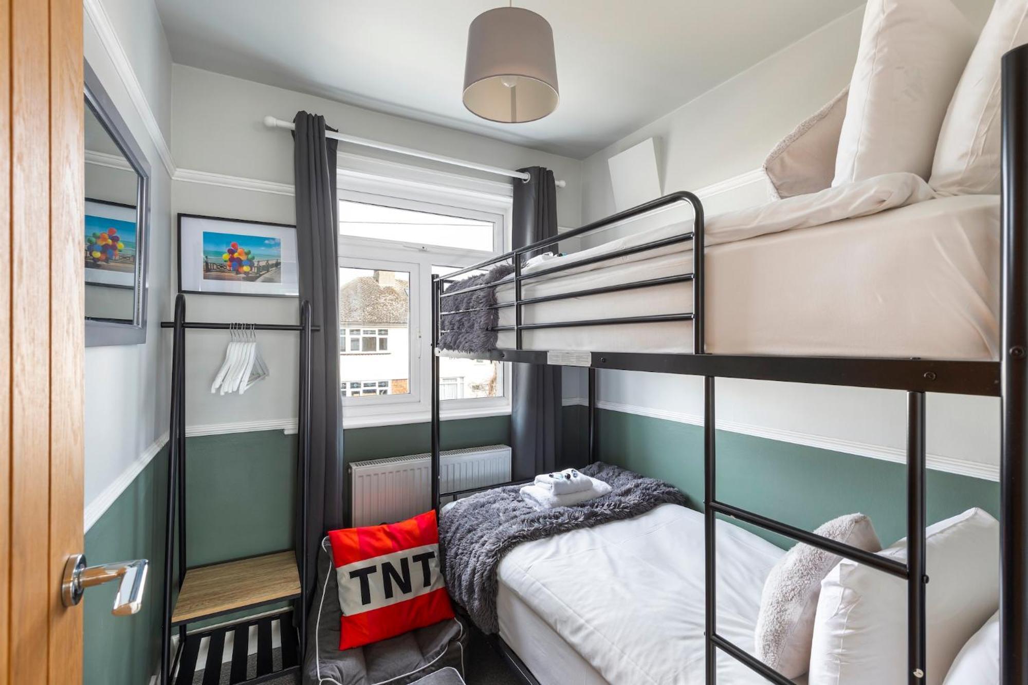 Melrose- Beautiful 4 Bedroom With Parking Holiday home Brighton
