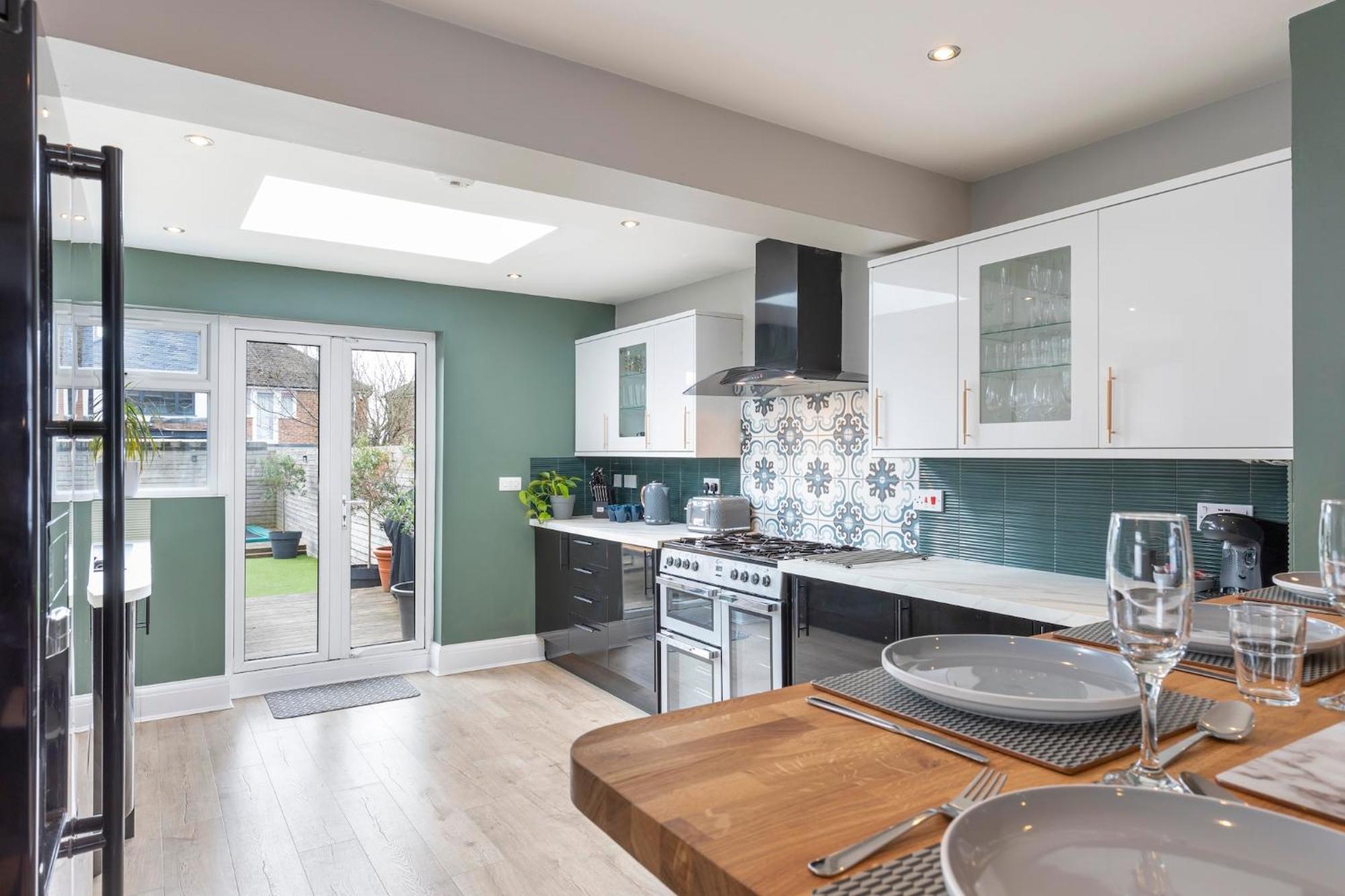 Melrose- Beautiful 4 Bedroom With Parking Holiday home Brighton