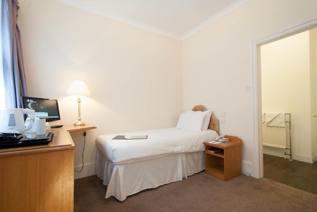 Albany, & Hotel 3*